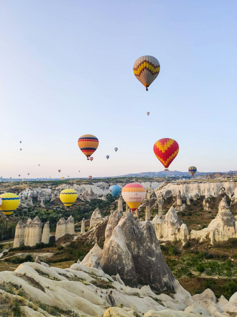 Kapadokya'da gökyüzüne yükselen sıcak hava balonları